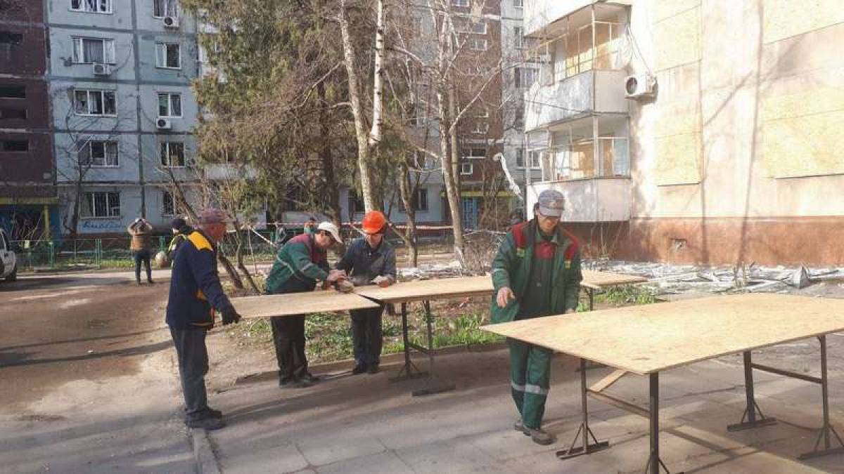 У Запоріжжі на місці учорашнього влучання у житлові будинки з самого ранку працюють комунальники