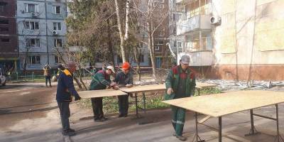 У Запоріжжі на місці учорашнього влучання у житлові будинки з самого ранку працюють комунальники