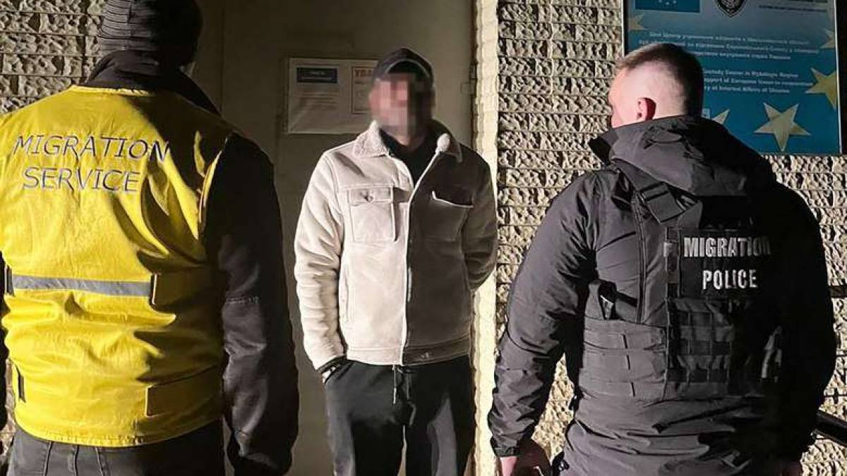 Із Запоріжжя видворили громадянина Західної Африки, який перебував на території України нелегально
