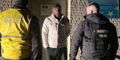 Із Запоріжжя видворили громадянина Західної Африки, який перебував на території України нелегально