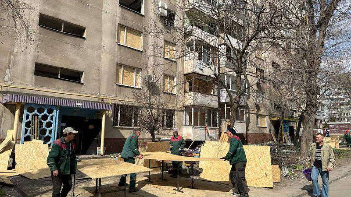 У Запоріжжі продовжують усувати наслідки учорашнього ракетного обстрілу