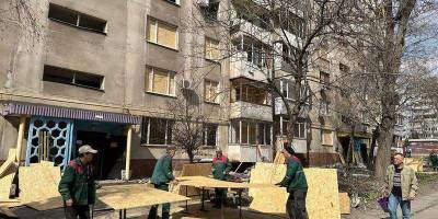 У Запоріжжі продовжують усувати наслідки учорашнього ракетного обстрілу