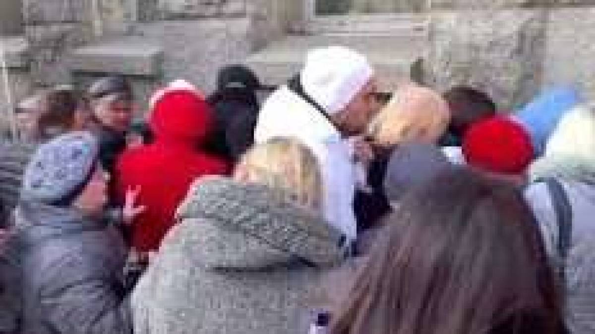 В Мелитополе пенсионеры устраивают драки и скандалы в очередях за пенсией
