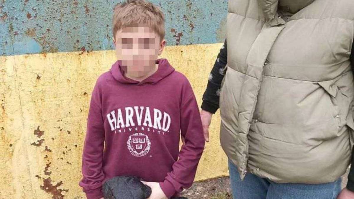 У Запоріжжі рятували хлопчика, який… застряг у залізних воротах