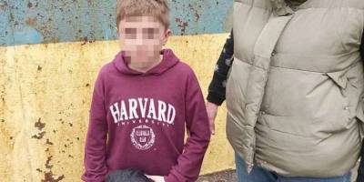 У Запоріжжі рятували хлопчика, який… застряг у залізних воротах