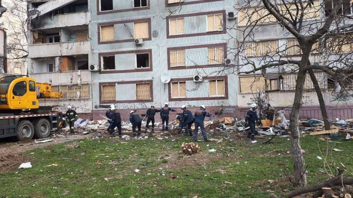У Запоріжжі продовжують ліквідовувати наслідки ворожого обстрілу
