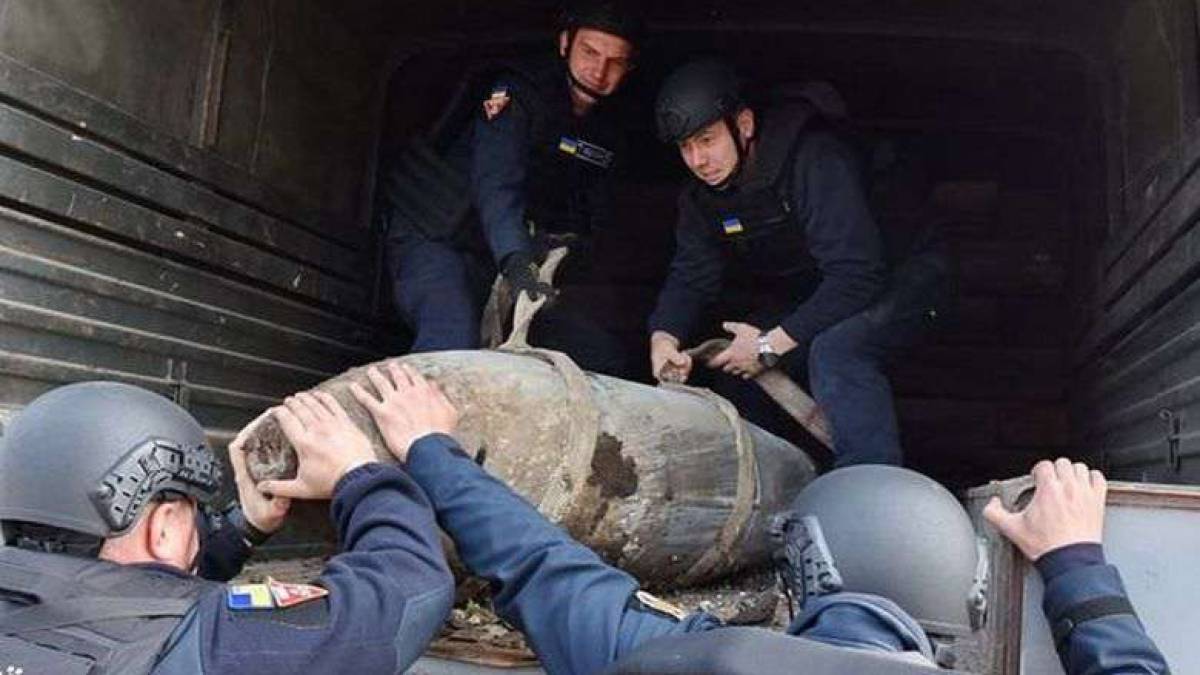 На Запоріжжі піротехніки знищили ворожу авіабомбу (фото)