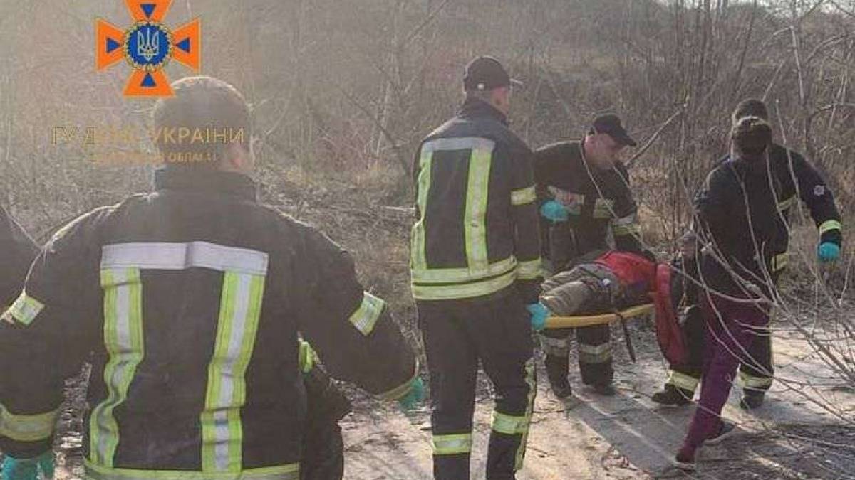 У Запоріжжі рятувальники надали допомогу чоловіку, що впав в люк теплотраси