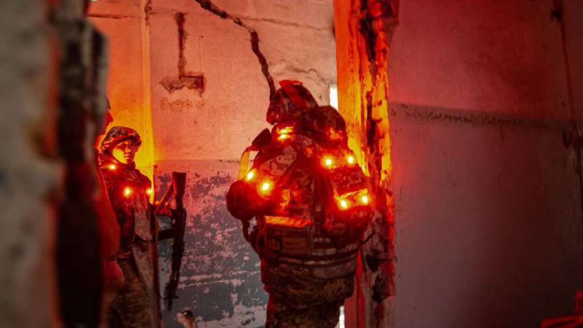 На Запоріжжі військові ведуть лазерні бої, тренуючись штурмувати будівлі  (фото, відео)