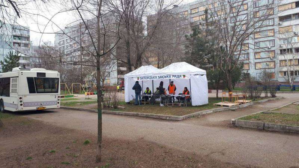 У Запоріжжі продовжують усувати наслідки ракетного обстрілу, який стався 22 березня (фото)