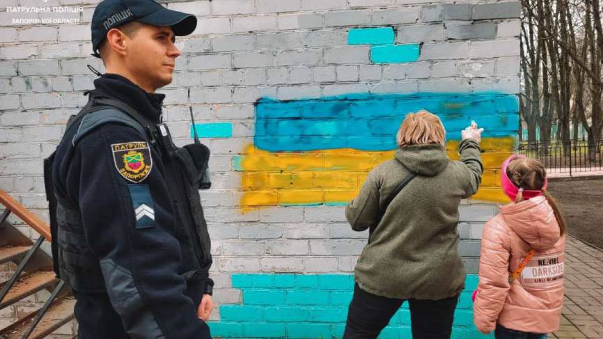 Запорізькі патрульні продовжують боротьбу з наркорекламою (фото)