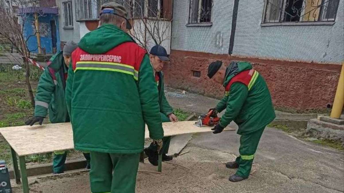 У Запоріжжі тривають роботи на постраждалих від ворожого обстрілу будинках (фото)