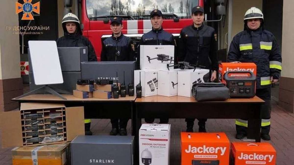 Запорізьким рятувальникам передали квадрокоптери та cупутникові модеми Starlink