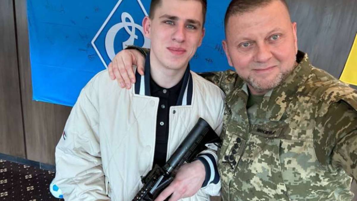 Піхотинець із Запоріжжя з позивним «Хижак» отримав «Золотий хрест» та нагородну зброю від Валерія Залужного, фото