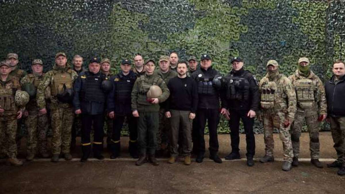 Запорізьких рятувальників відзначив державними нагородами Президент України