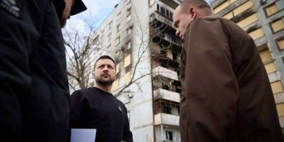 У Запоріжжі Президент України оглянув розстріляні рашистами багатоповерхівки (фото)