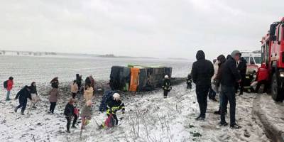 На Хмельниччині перекинувся автобус із пасажирами, є травмовані – поліція