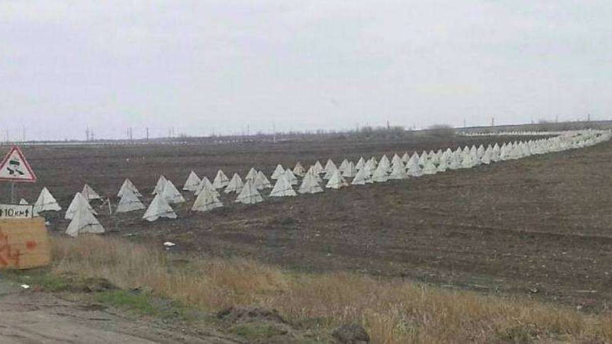 У бік Бердянська окупанти встановили зуби дракона (фото)