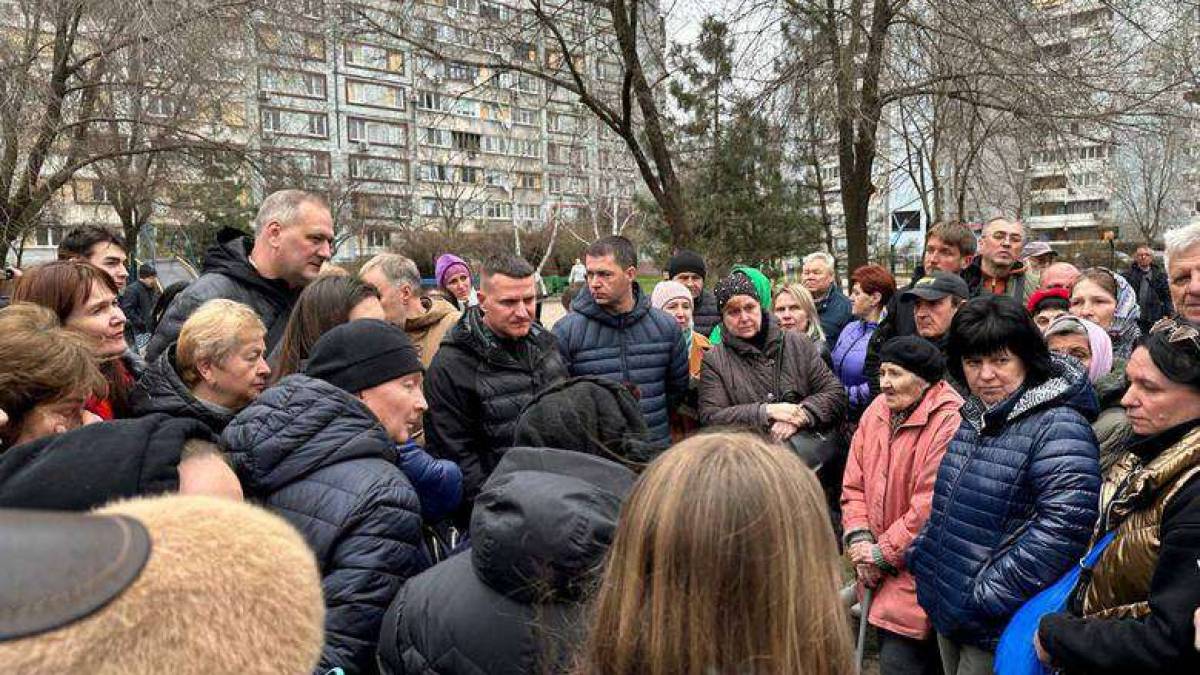 У Запоріжжі влада прозвітувала перед мешканцями будинків, які 22 березня були атаковані російською ракетою