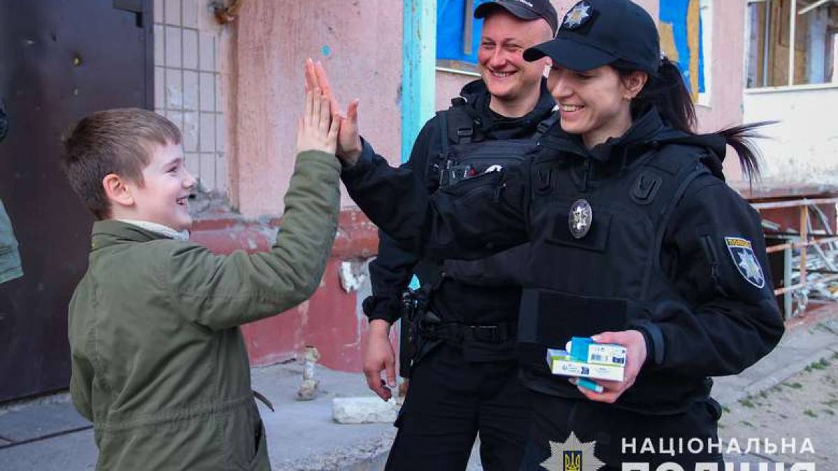 Запорізькі поліцейські розповіли про будні мешканців прифронтового селища (фото)