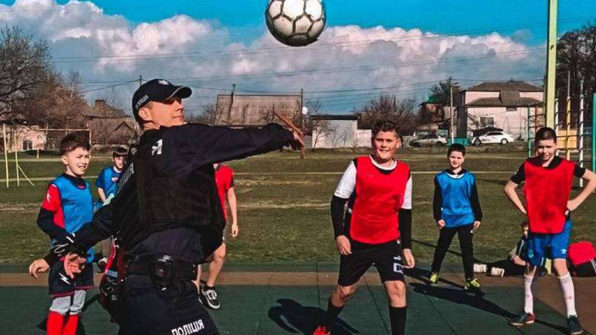 У Запоріжжі патрульні потрапили на тренування дитячої футбольної команди (фото)