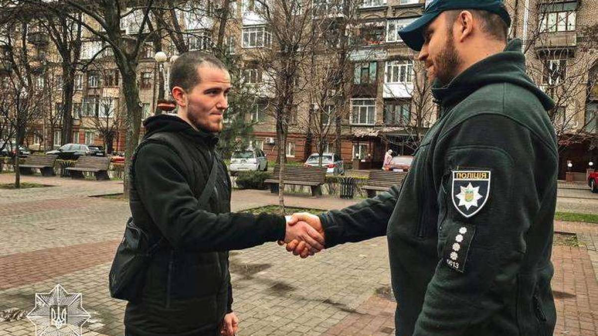 Мешканець Запоріжжя наздогнав вуличного грабіжника та утримував його до приїзду патрульних