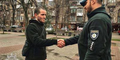 Мешканець Запоріжжя наздогнав вуличного грабіжника та утримував його до приїзду патрульних