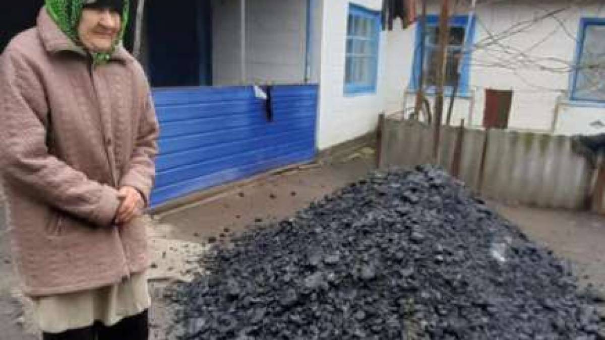 На Запорожье оккупанты выдают местным жителям пенсии …углем