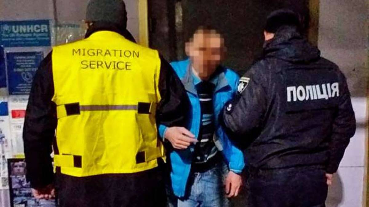 На Запоріжжі міграційні поліцейські видворили за межі України іноземця з кримінальним минулим