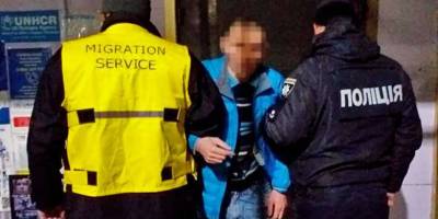 На Запоріжжі міграційні поліцейські видворили за межі України іноземця з кримінальним минулим