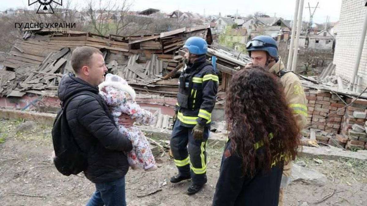 У Запоріжжі рятувальники вивільнили жінку із дитиною з пошкодженого ракетним ударом будинку
