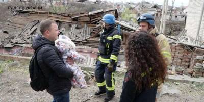 У Запоріжжі рятувальники вивільнили жінку із дитиною з пошкодженого ракетним ударом будинку