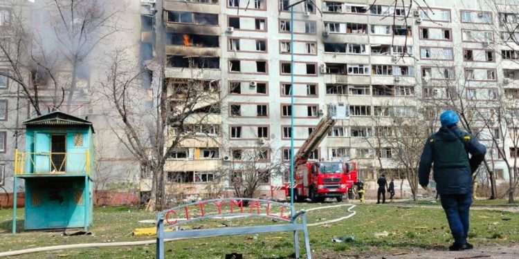 Наслідки російського обстрілу житлової багатоповерхівки у Запоріжжі