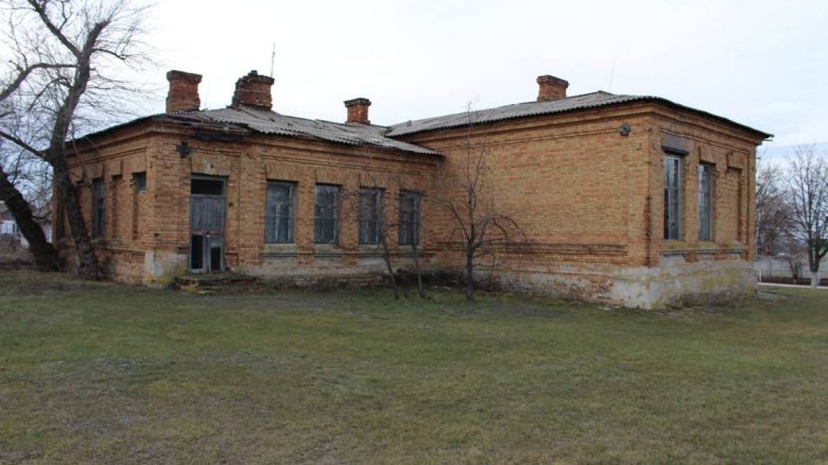 На Запоріжжі рашисти розстріляли історичну будівлю – земську школу 1912 року (фото)