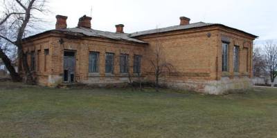 На Запоріжжі рашисти розстріляли історичну будівлю – земську школу 1912 року (фото)