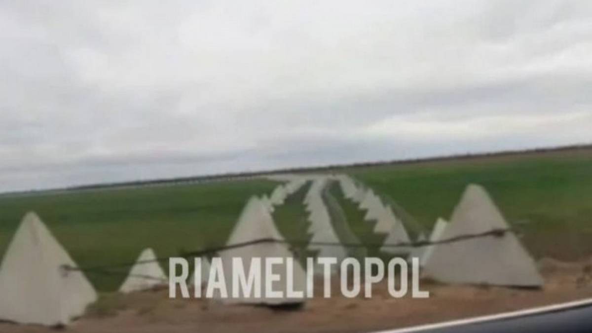 Під Мелітополем окупанти окопуються в садах і городах