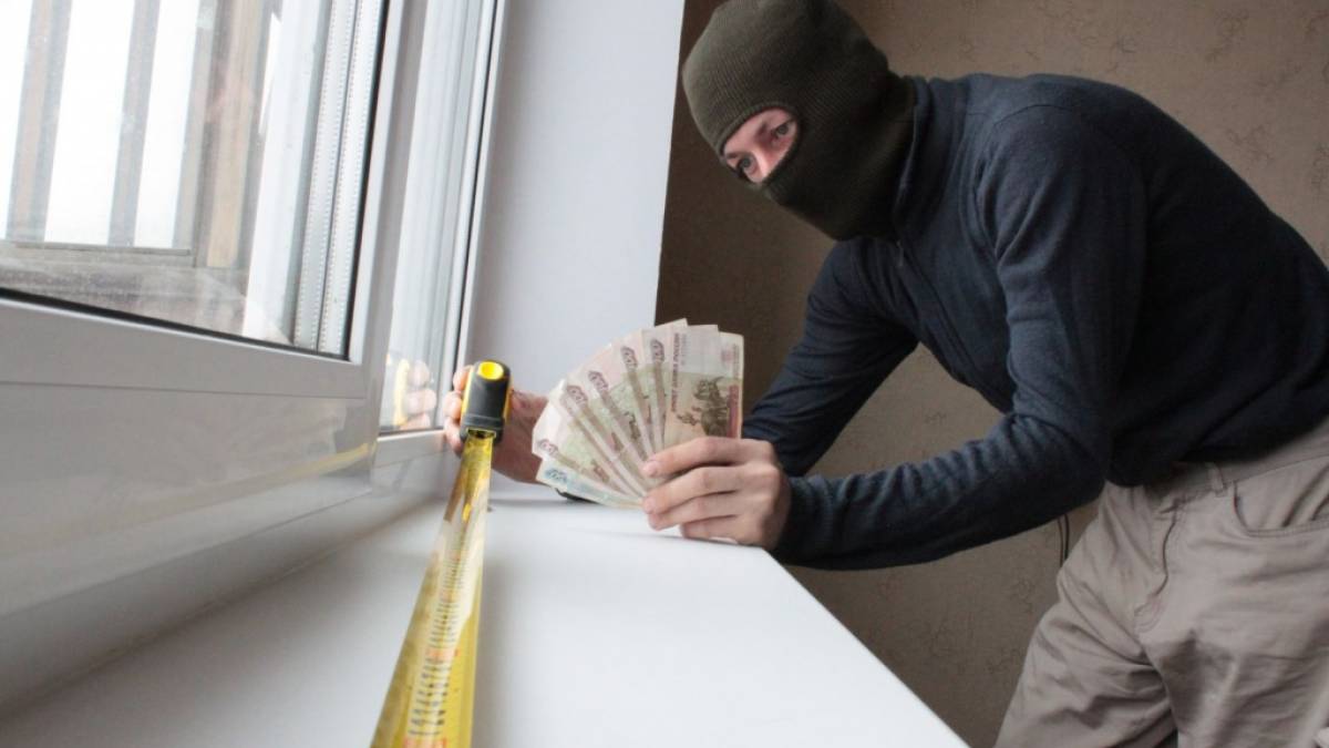 У Запоріжжі чоловік обкрадав пенсіонерів під виглядом встановлення вікон