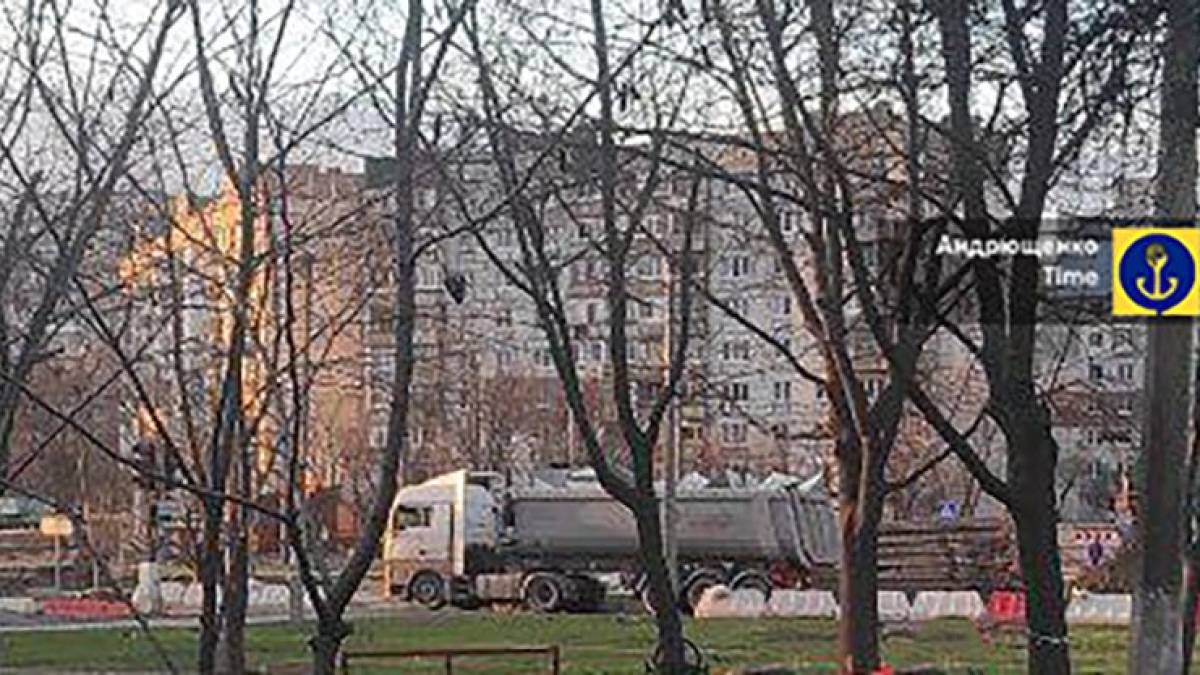 Окупанти масово везуть протитанкові  “зуби дракона” у бік Запорізької області