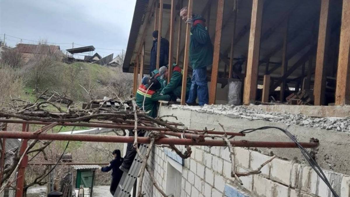 У Запоріжжі комунальники без вихідних усувають наслідки ракетного обстрілу