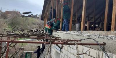 У Запоріжжі комунальники без вихідних усувають наслідки ракетного обстрілу