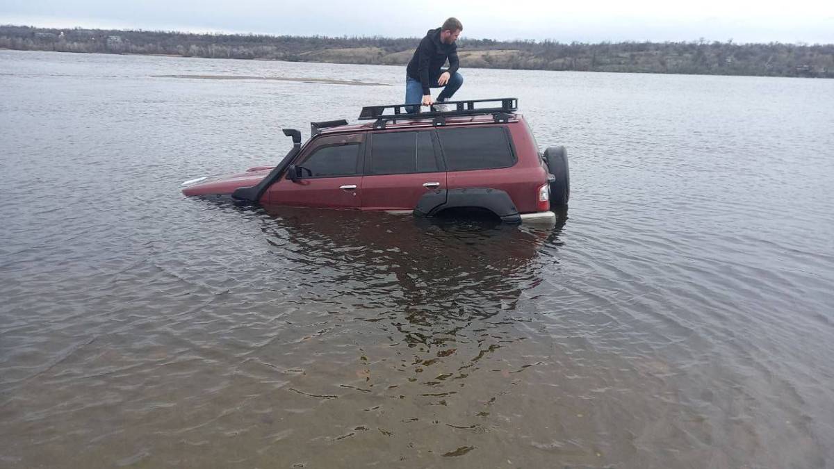 На Центральному пляжі Запоріжжя з Дніпра дістали …джип із водієм (фото, відео)