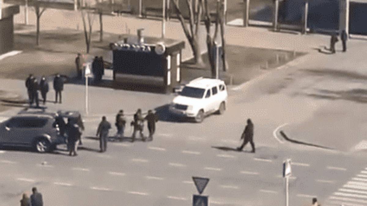 Окупанти звозять на захоплену Запорізьку АЕС награбовані машини
