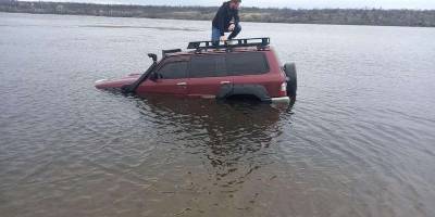 Нелегка робота дісталася запорізьким рятувальникам – тягти із Дніпра автомобіль (фото)