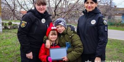 Запорізькі поліцейські подарували дітям планшети
