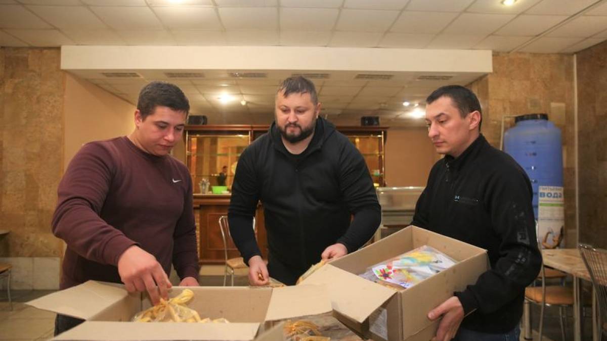 Волонтери «Запоріжсталі» відправили лікарські препарати бійцям у польовий шпиталь