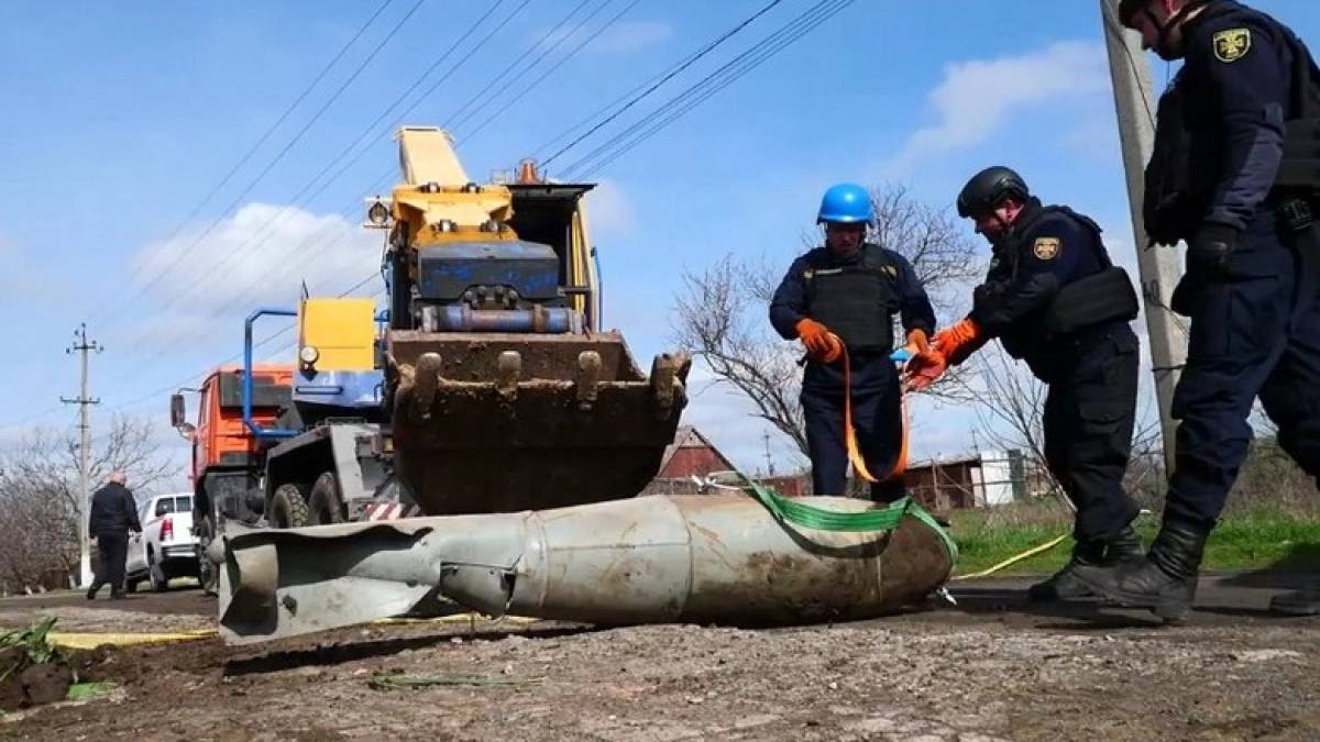 На Запоріжжі піротехніки знищили 500-кілограмову авіаційну бомбу ворога