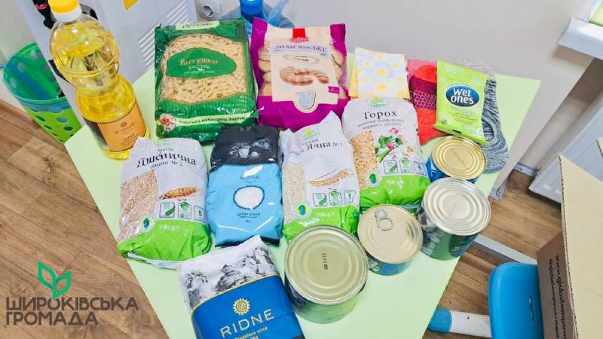 У запорізькому селі волонтери роздали переселенцям 1 500 коробок з продуктами