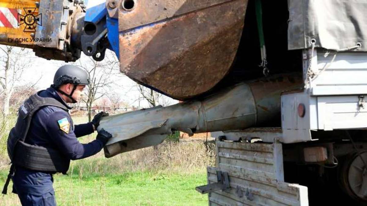 На Запоріжжі сапери вилучили бойовий елемент від реактивної системи «Ураган» та авіабомбу ФАБ-500
