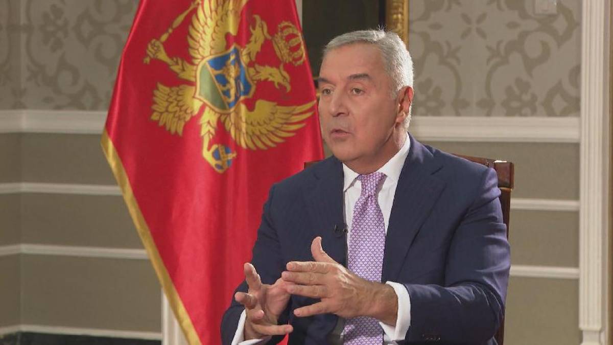 Президент Чорногорії, що програв вибори, пішов з посади лідера партії, яку очолював 25 років