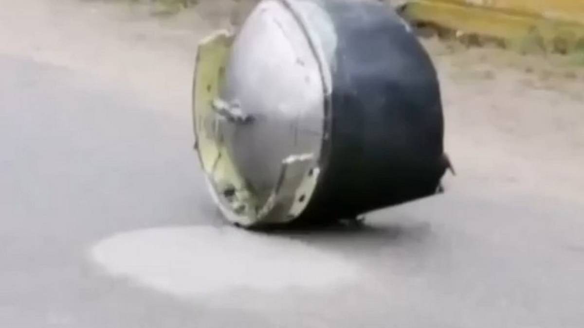 У Мелітополі уламки «влучної» ракети окупантів С-300 валяються посеред вулиці
